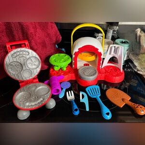 Playdoh Pizza Hut & BBQ Burger kitchen creation sets Pizza Hut is no longer made